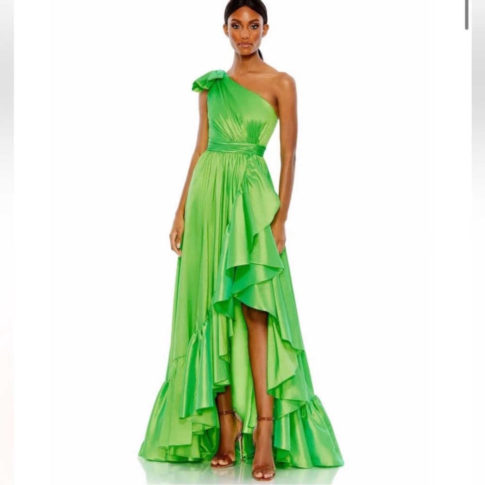 Mac Duggal BRAND NEW 
BOW ONE SHOULDER RUFFLE ASYMMETRICAL HEM GOWN SIZE 4